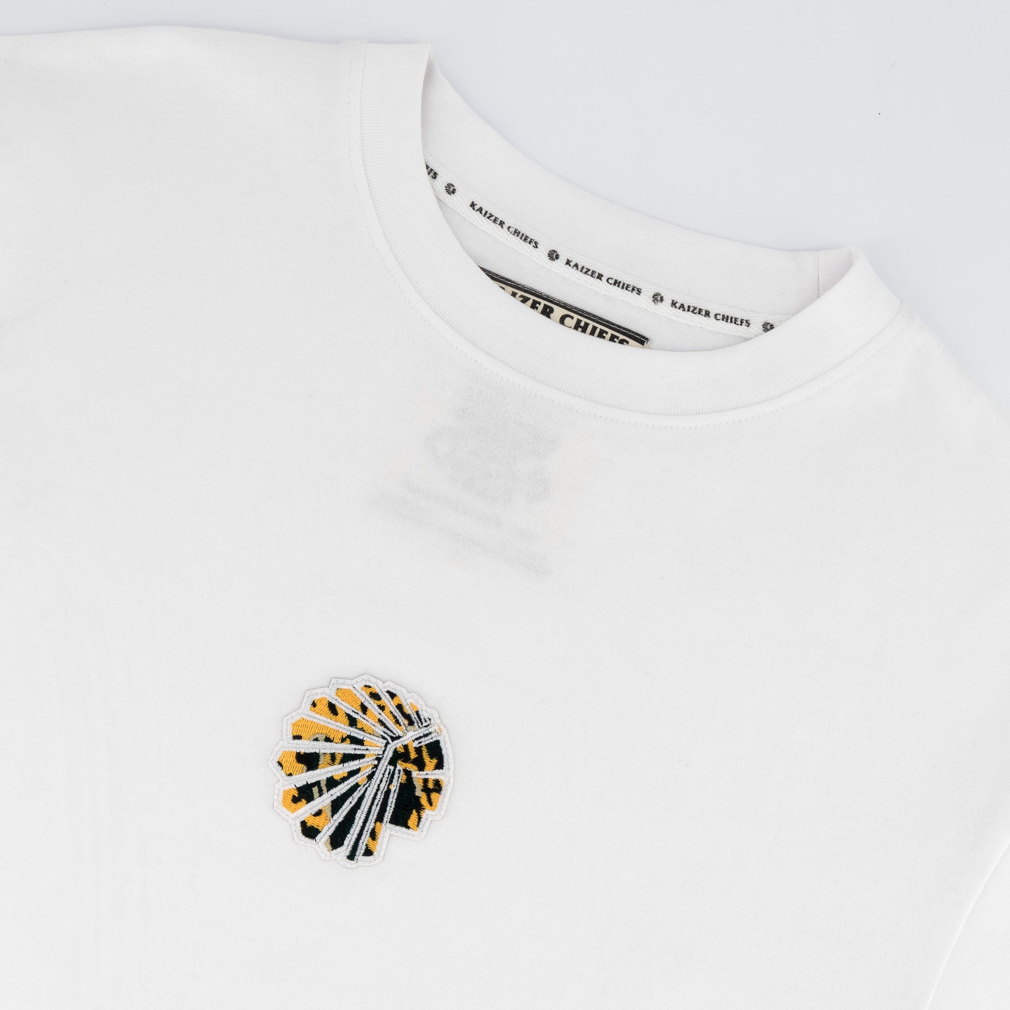 Kaizer Chiefs Pop Art Badge Boxy Tee - White - Old School